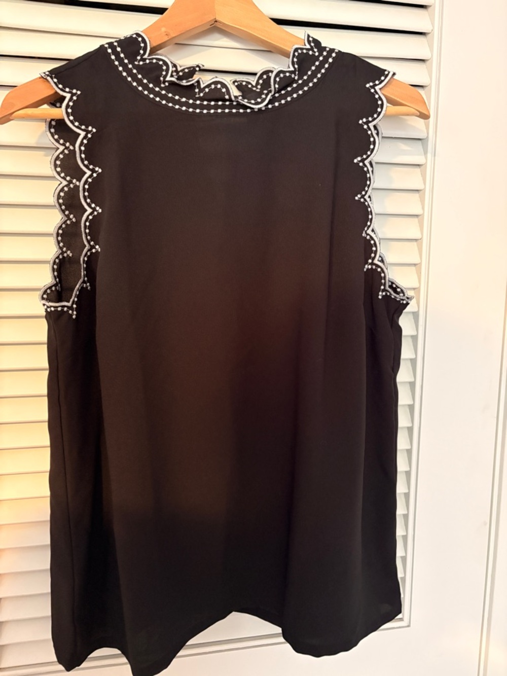 ⭐️NWT⭐️ Ann Taylor Black Scalloped Trim Sleeveless Camisole